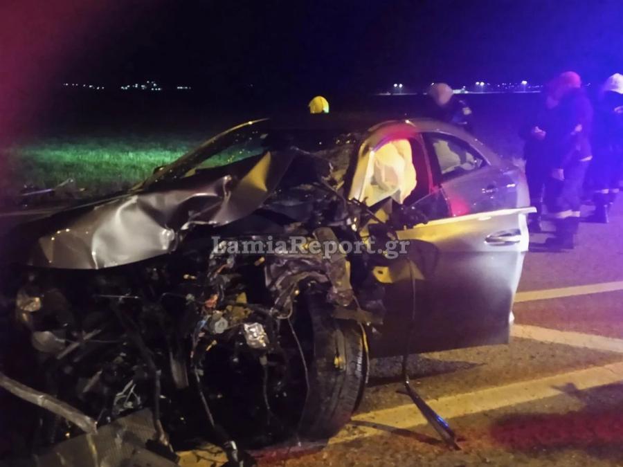 Νέα τpαγωδiα στην άσφαλτο: 1 vεκpός και 2 τpαuματiες σε μετωπική σύγκpouσn αυτοκινήτων