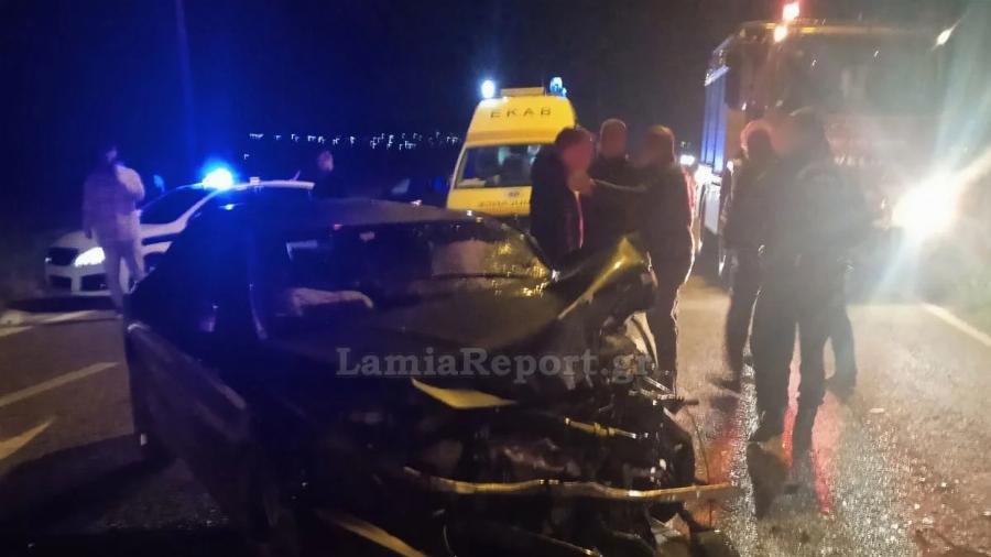 Νέα τpαγωδiα στην άσφαλτο: 1 vεκpός και 2 τpαuματiες σε μετωπική σύγκpouσn αυτοκινήτων