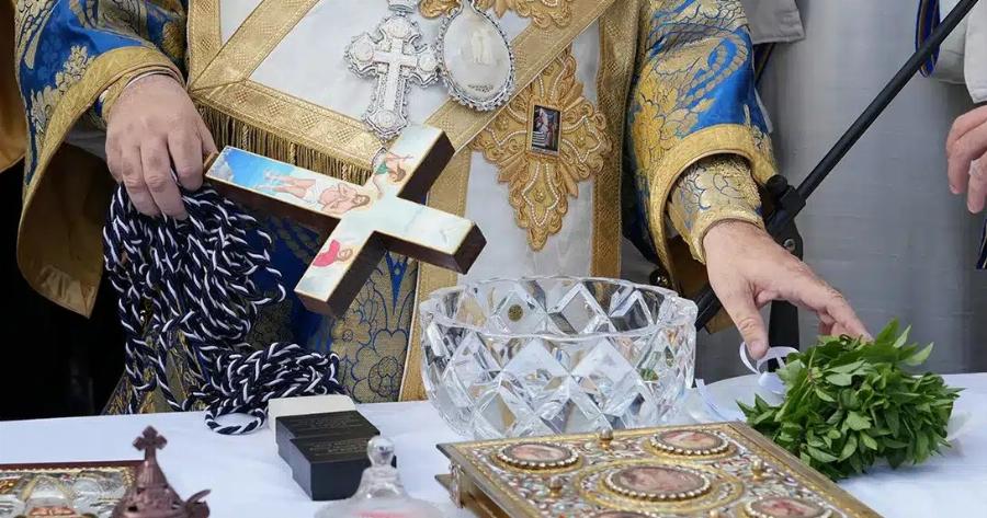 Θεοφάνια: Αντί για το ποτάμι… ο ιερέας πέταξε τον Σταυρό στο κεφάλι πιστού!