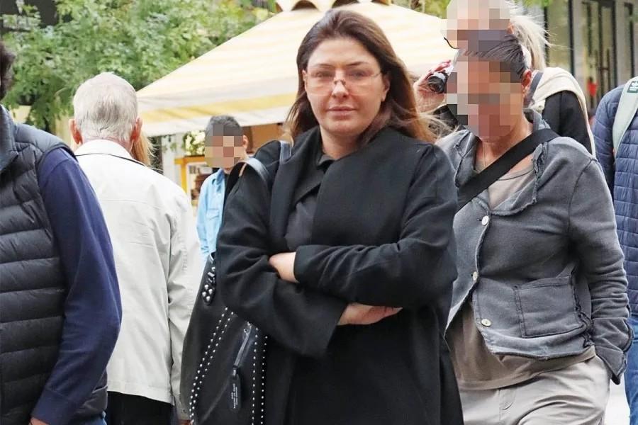 Είδαν έτσι την Έλενα Παπαρίζου στο κέντρο της Αθήνας και της «όρμησαν» – Ντυμένη στα μαύρα, άβαφη και με τεράστια γυαλιά