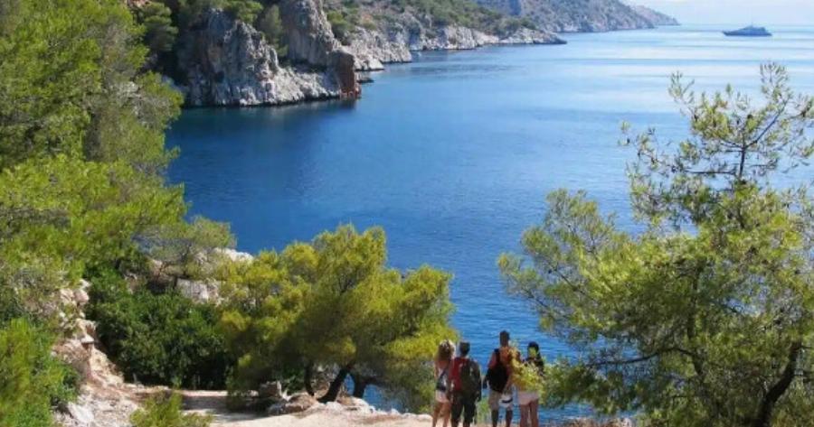 Ακτοπλοϊκά 13,50 ευρώ, δωμάτιο 54 ευρώ: Το οıκονομικό νησί που προτιμούν οι φοιτητές είναι η πιο ασφαλής λύση για διακοπές της τελευταίας στιγμής