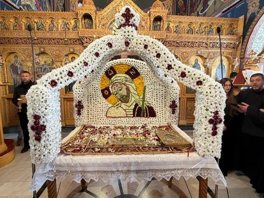 Πιστές στόλισαν Επιτάφιο επί 16 ώρες με χιλιάδες λουλούδια