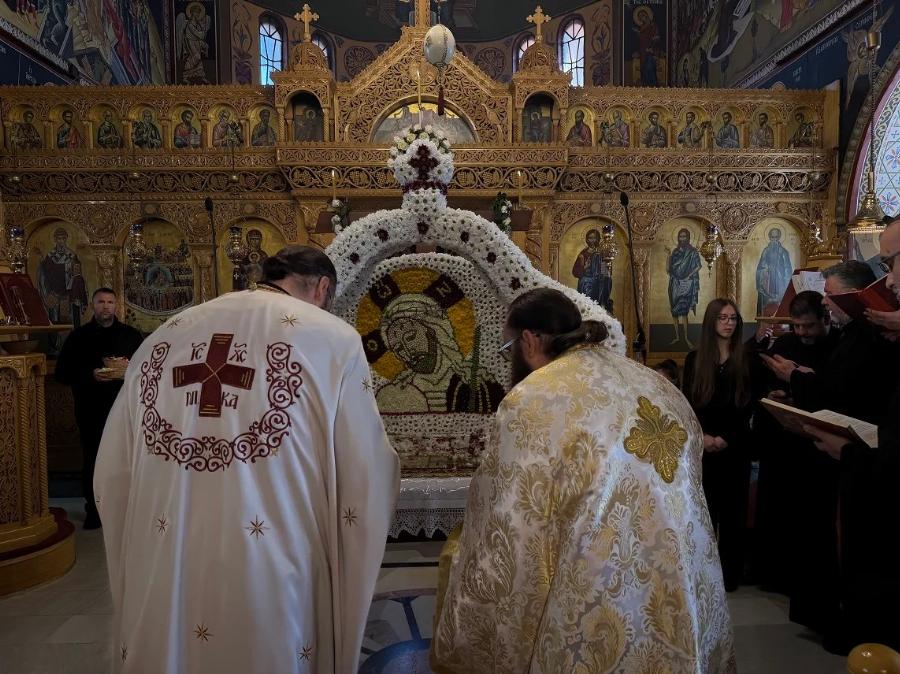 Πιστές στόλισαν Επιτάφιο επί 16 ώρες με χιλιάδες λουλούδια