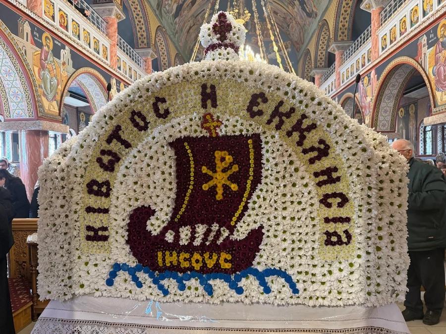 Πιστές στόλισαν Επιτάφιο επί 16 ώρες με χιλιάδες λουλούδια