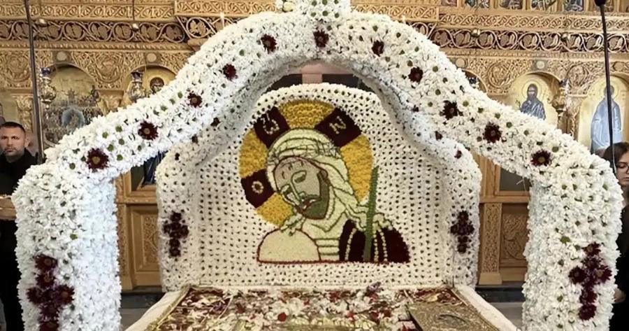 Πιστές στόλισαν Επιτάφιο επί 16 ώρες με χιλιάδες λουλούδια