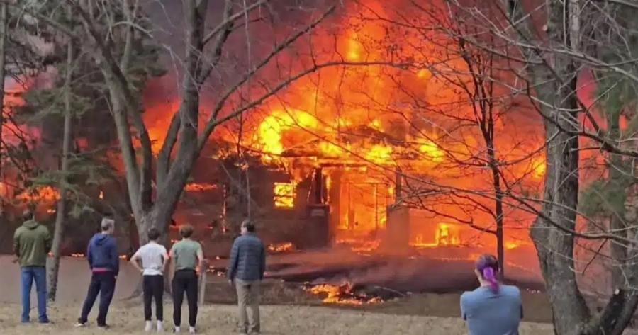 ΣΥΜΒΑΙΝΕΙ ΤΩΡΑ ΕΚΤΑΚΤΟ – ΑΕΡΟΠΛΑΝΟ ΕΠΕΣΕ ΠΑΝΩ ΣΕ ΣΠΙΤΙ
