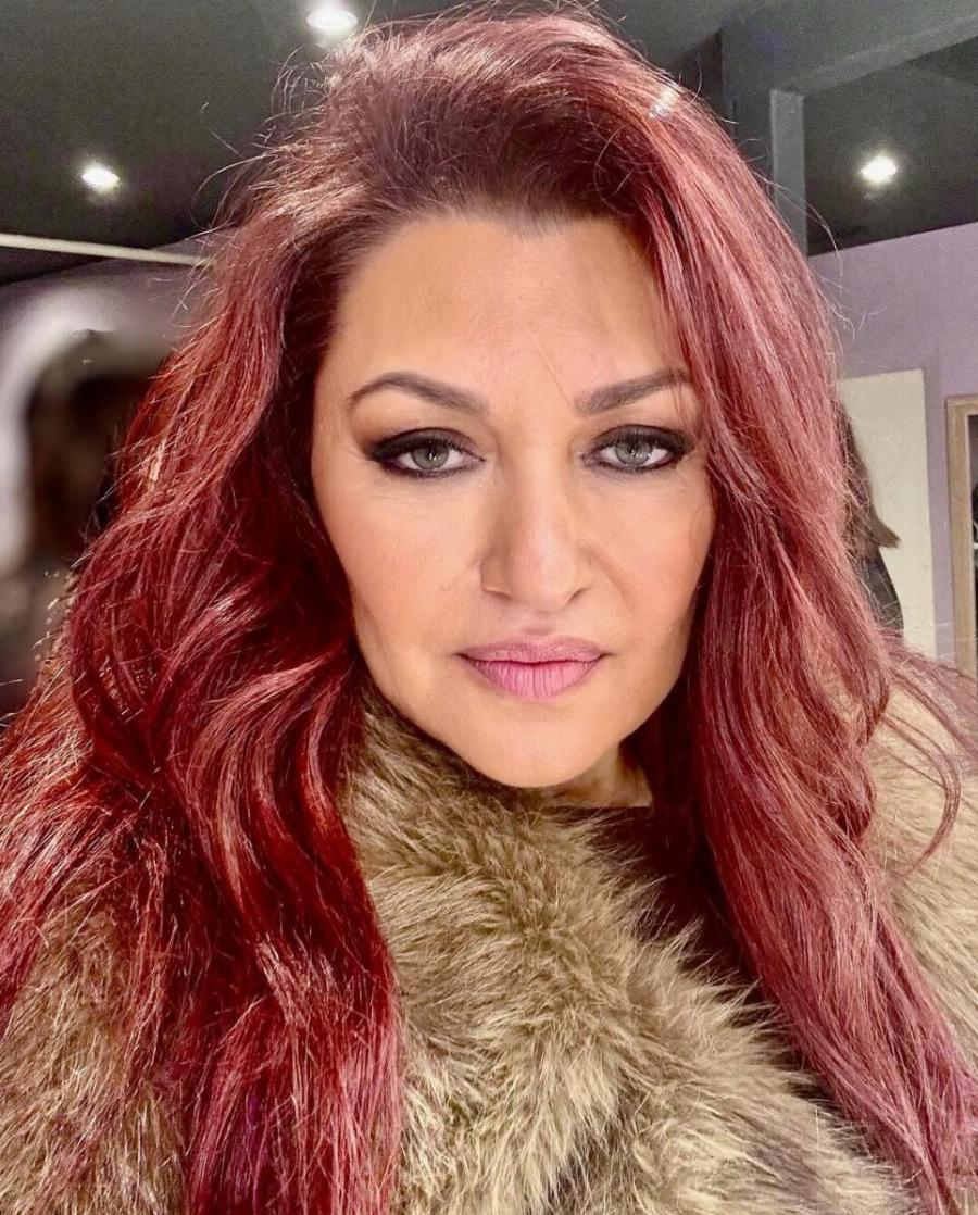 Καίτη Γαρμπή: Έβαψε τα μαλλιά της στην πιο απίθανη βυσσινί απόχρωση