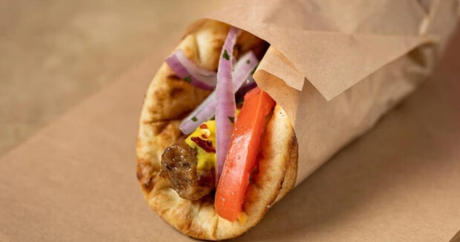 Κι όμως, υπάρχει ένα σουβλατζίδικο που έχει ακόμη το τυλιχτό 2,50 ευρώ και είναι πεντανόστιμο