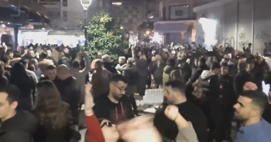 Οι Θεσσαλονικείς τραγουδούν Καρρά και αποχαιρετούν τον θρύλο της λαϊκής μουσικής!