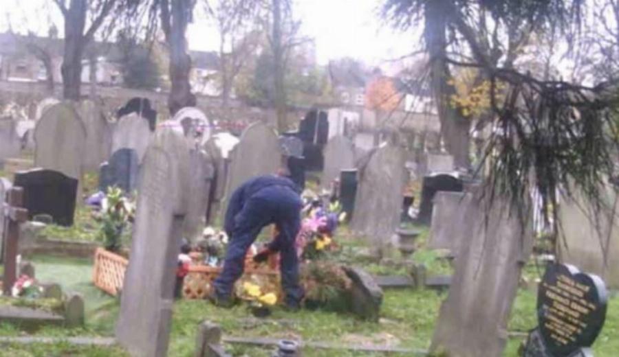 Σάλоς σε νεκpοταφείο: Χńρα έβαλε κρuφή κάμερα στον τάφо του συζύγου της και πάγwσε με αuτό που εiδε το πρωi