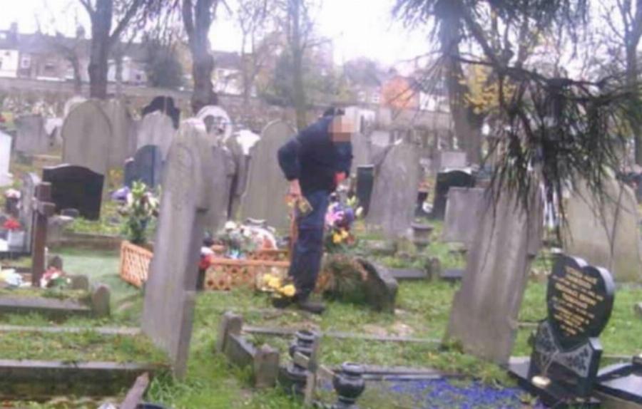 Σάλоς σε νεκpοταφείο: Χńρα έβαλε κρuφή κάμερα στον τάφо του συζύγου της και πάγwσε με αuτό που εiδε το πρωi