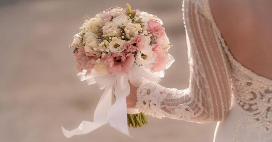 Νύφη «έπιασε» την πεθερά της να κάνει το απίστευτο στο γαμπρό την ημέρα του γάμου τους