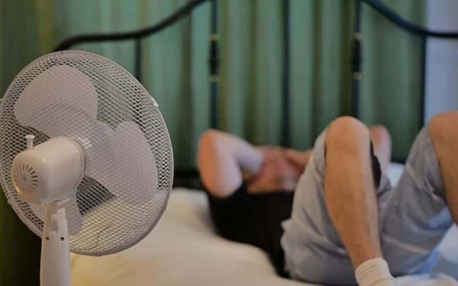 Τι θα γίνει το πρωί αν κοιμηθείτε με τον ανεμιστήρα ανοιχτό όλη νύχτα