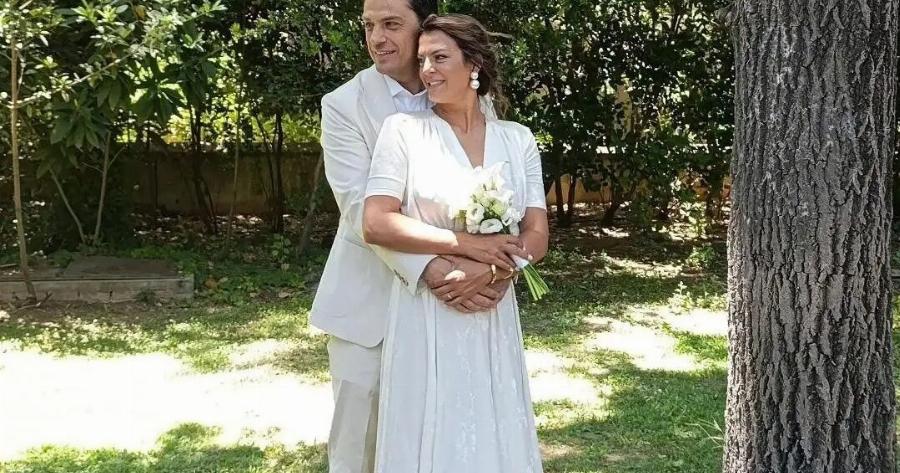 Παντρεύτηκαν και έγινε γνωστό μέσα από φωτογραφίες – Είχαν δίπλα τους λίγους καλούς φίλους