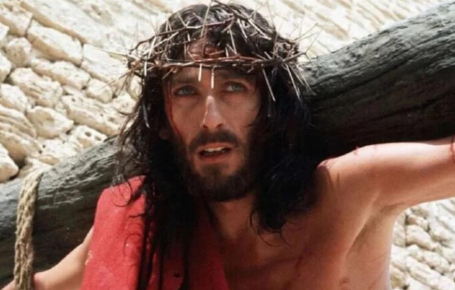 Έμεινε στις καρδιές μας ως «Ιησούς»: Δείτε πως είναι σήμερα στα 80 του ο ηθοποιός Ρόμπερτ Πάουελ