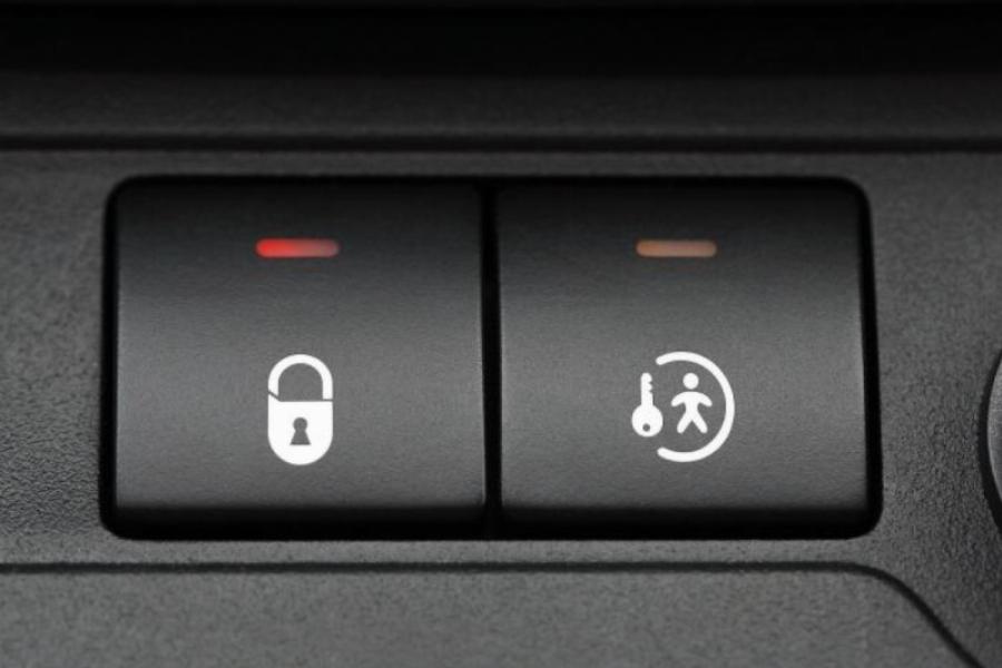 Ο άγνωστος διακόπτης σε όλες τις πόρτες των αυτοκινήτων – Σε τι πραγματικά χρησιμεύει