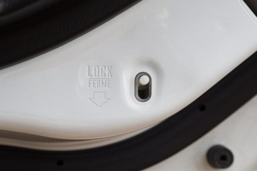 Ο άγνωστος διακόπτης σε όλες τις πόρτες των αυτοκινήτων – Σε τι πραγματικά χρησιμεύει