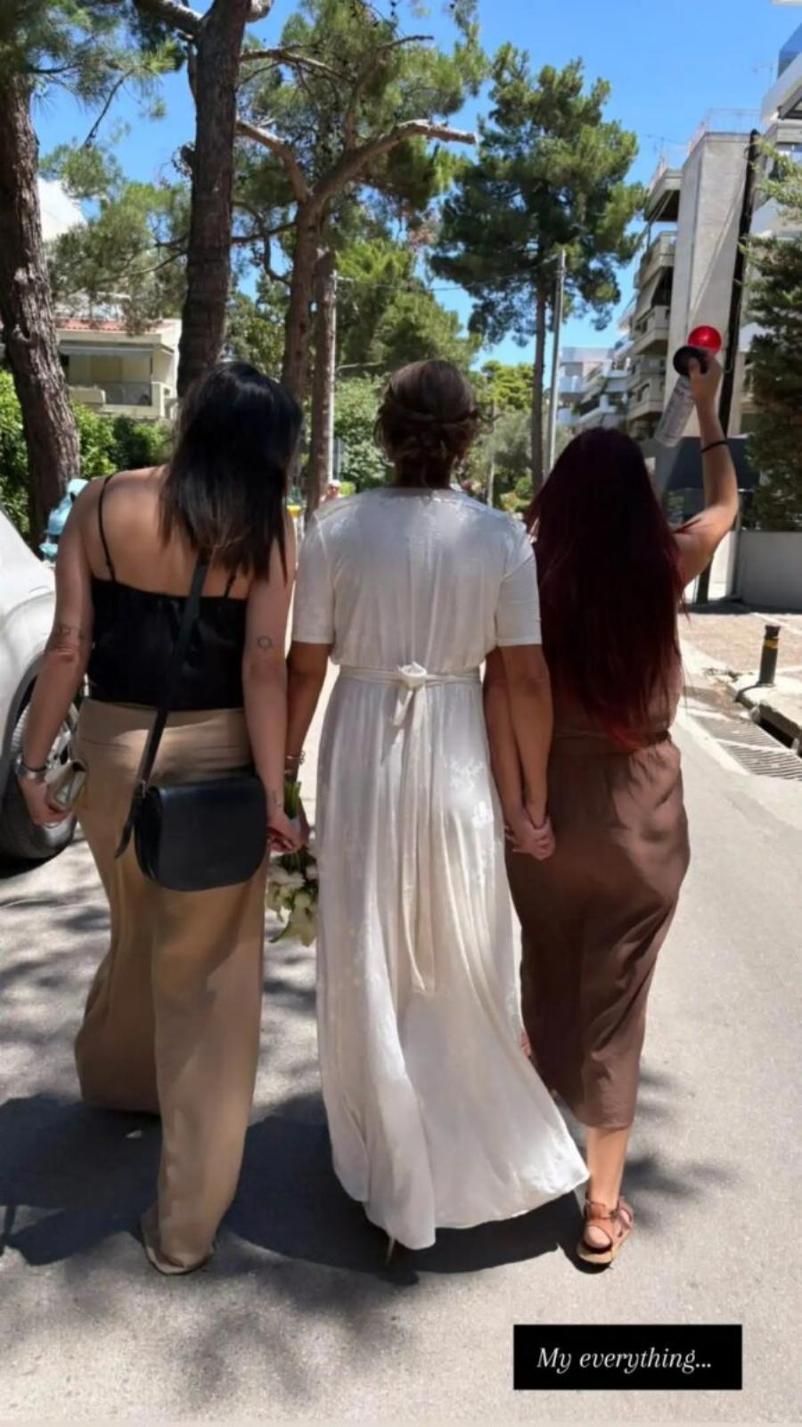 Παντρεύτηκαν και έγινε γνωστό μέσα από φωτογραφίες – Είχαν δίπλα τους λίγους καλούς φίλους