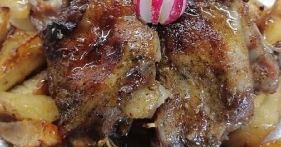 Κατσικάκι φούρνου με σκόρδο και πατάτες με μέλι
