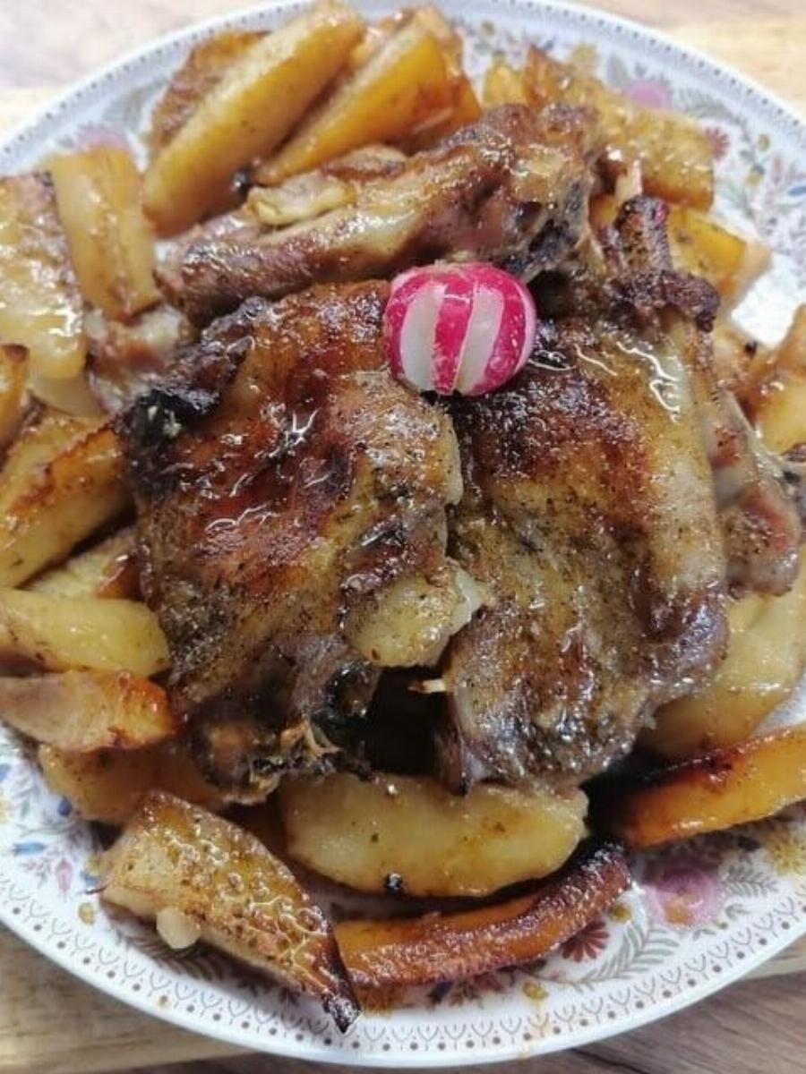 Κατσικάκι φούρνου με σκόρδο και πατάτες με μέλι