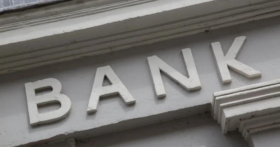 Πoλεμoς στη Μέση Ανατολή: Συναγερμός για τις τράπεζες – Δείτε γιατί