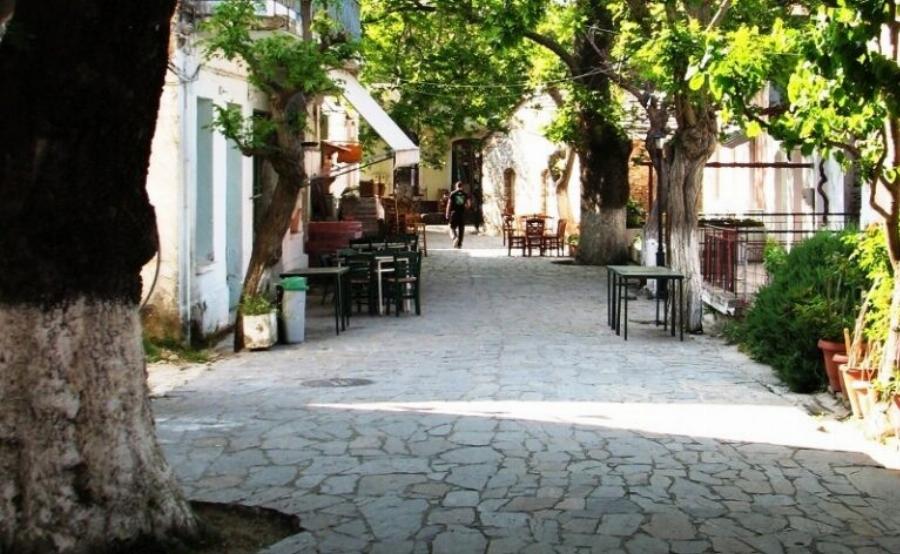 Ζει τη νύχτα: Το μοναδικό χωριό στην Ελλάδα που τα μαγαζιά ανοίγουν στις 11 το βράδυ και κλείνουν το πρωί