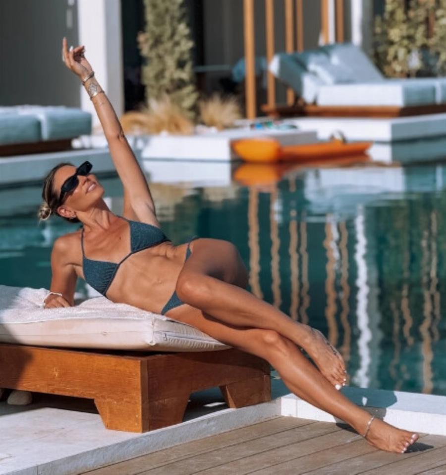 Με 80 ευρώ, το πήρες: Η Αθηνά Οικονομάκου πόζαρε με το μαγιό που ψάχνουν όλες φέτος τον Αύγουστο