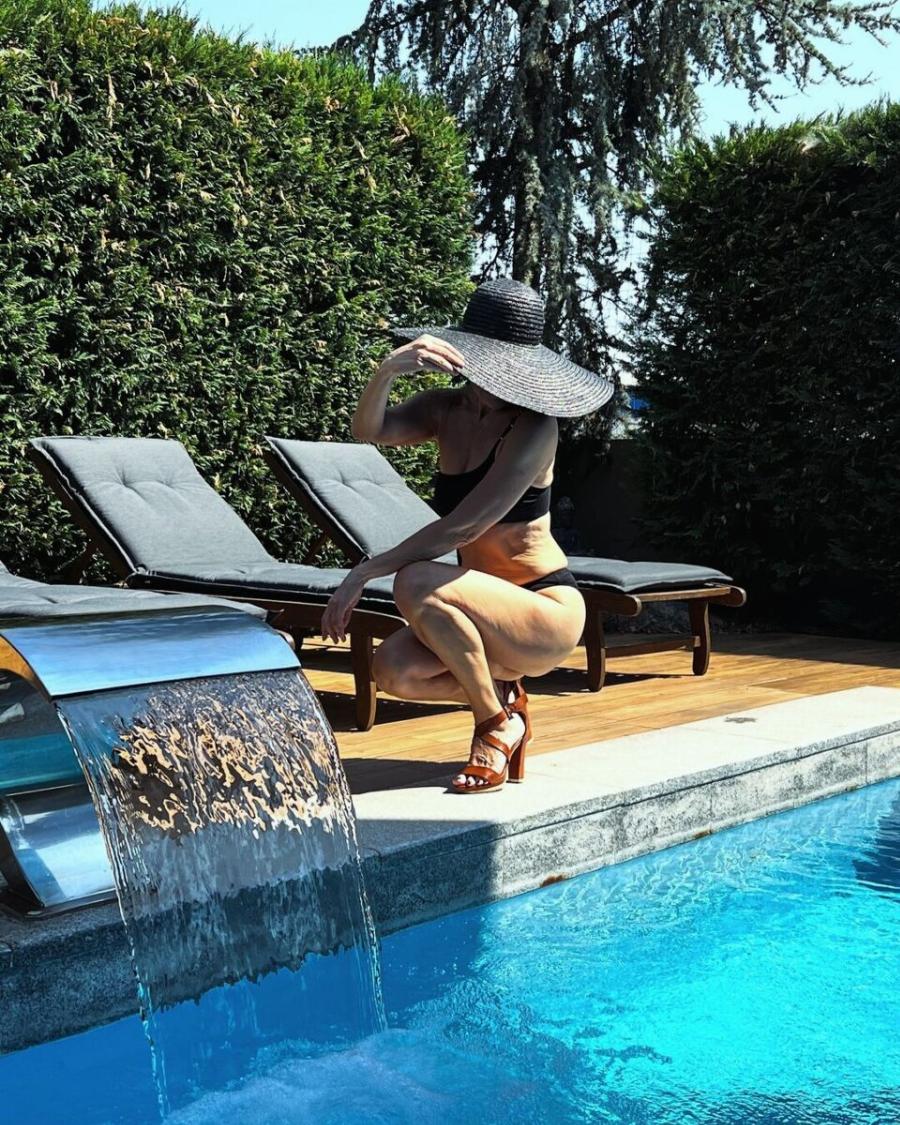 Ειναι 57 χρονών, είναι Ελληνίδα γυναικάρα, έχει σώμα αγάλματος και βάζει κάτω 20αρες για «πρωινό»