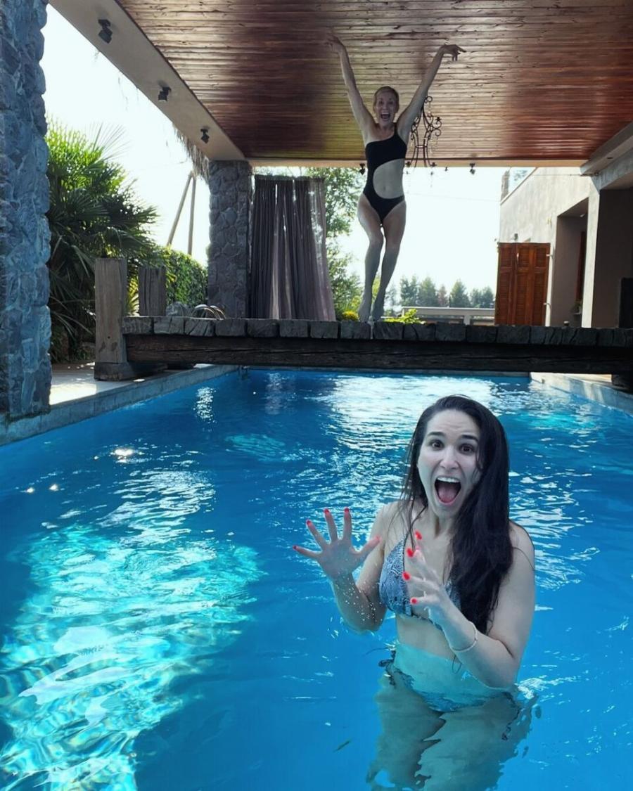 Ειναι 57 χρονών, είναι Ελληνίδα γυναικάρα, έχει σώμα αγάλματος και βάζει κάτω 20αρες για «πρωινό»