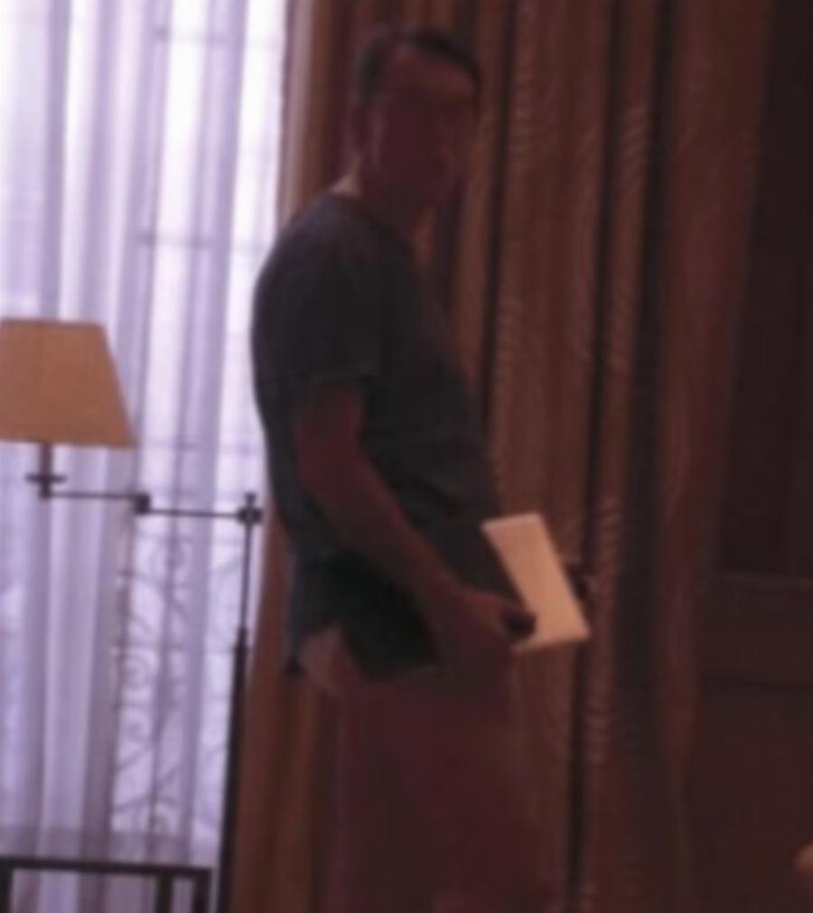 Φωτογραφία – σοκ! Πρώην υπουργός σε ξενοδοχείο δίπλα σε Ρωσίδα μοντέλο με ρόμπα! Η «μασέρ που ερχόταν συχνά»