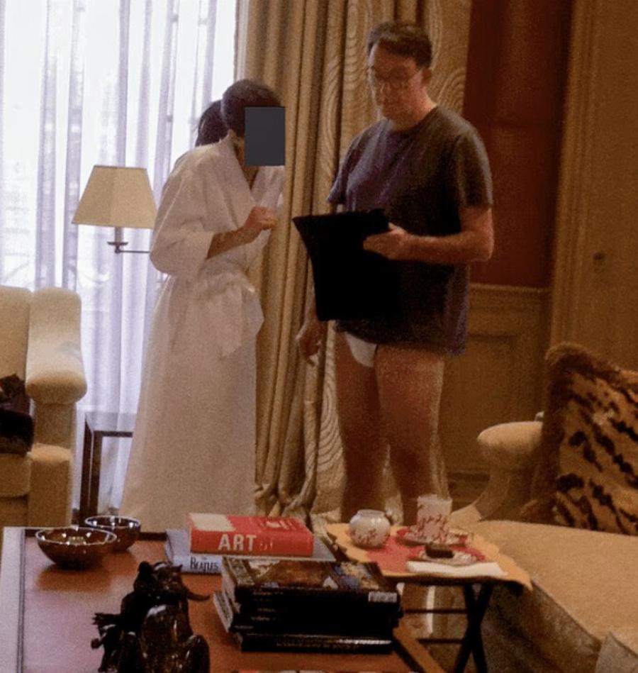 Φωτογραφία – σοκ! Πρώην υπουργός σε ξενοδοχείο δίπλα σε Ρωσίδα μοντέλο με ρόμπα! Η «μασέρ που ερχόταν συχνά»