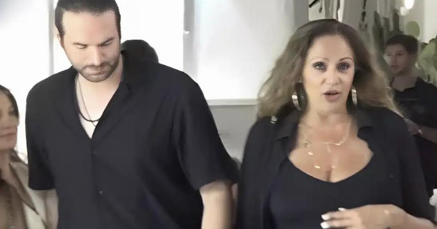 Κούκλος, μοντέλο και πολύ μικρότερος της: H Βίκυ Κουλιανού βόλτα με τον νέο της σύντροφο στη Μύκονο