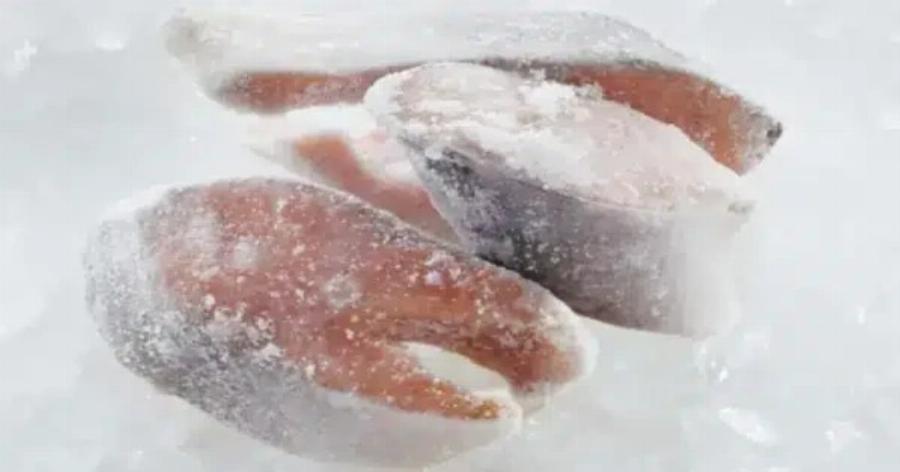 «Μη ρίχνετε τα ψάρια κατευθείαν στο νερό: Ένας σεφ εστιατορίου μού έμαθε 3 συμβουλές που διατηρούν τα ψάρια φρέσκα μετά την απόψυξη»