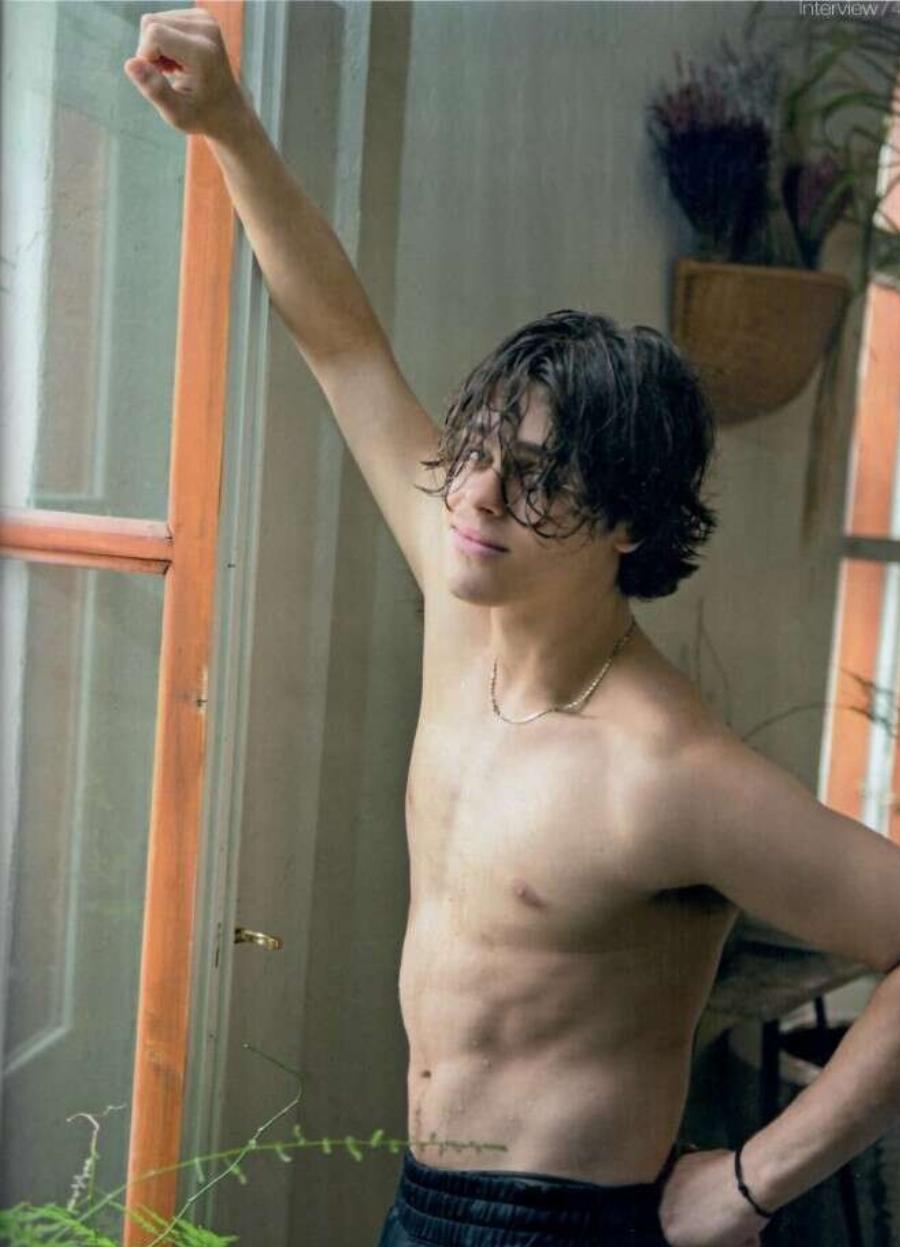 Φημίζεται για την ομορφιά του, κάνει περήφανο τον παππού του: Ο κούκλος εγγονός του Πασχάλη Τερζή