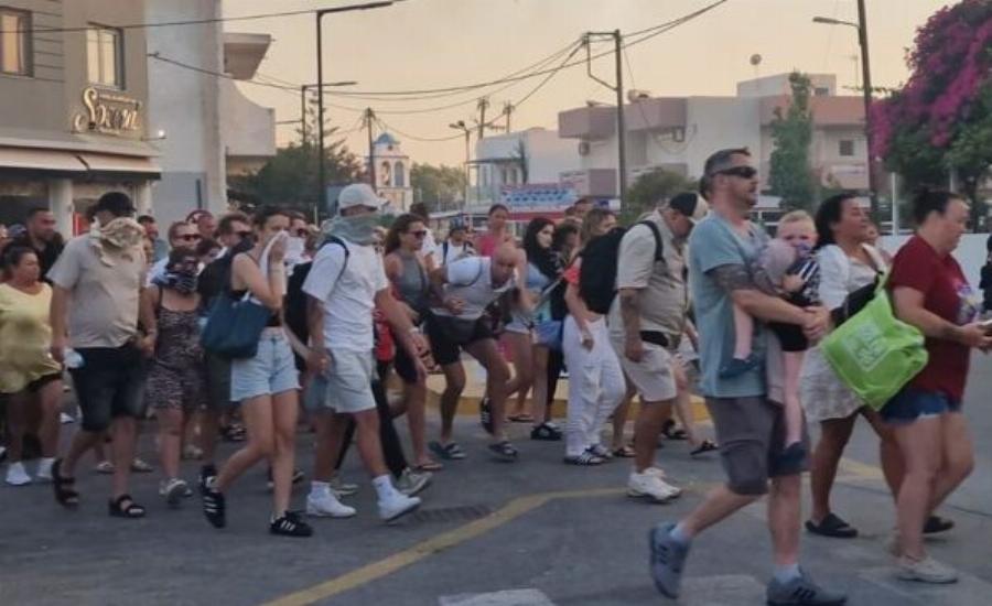 Φωτιά τώρα, δύσκολες ώρες: Εκκενώνονται ξενοδοχεία – Απομακρύνονται κάτοικοι και τουρίστες