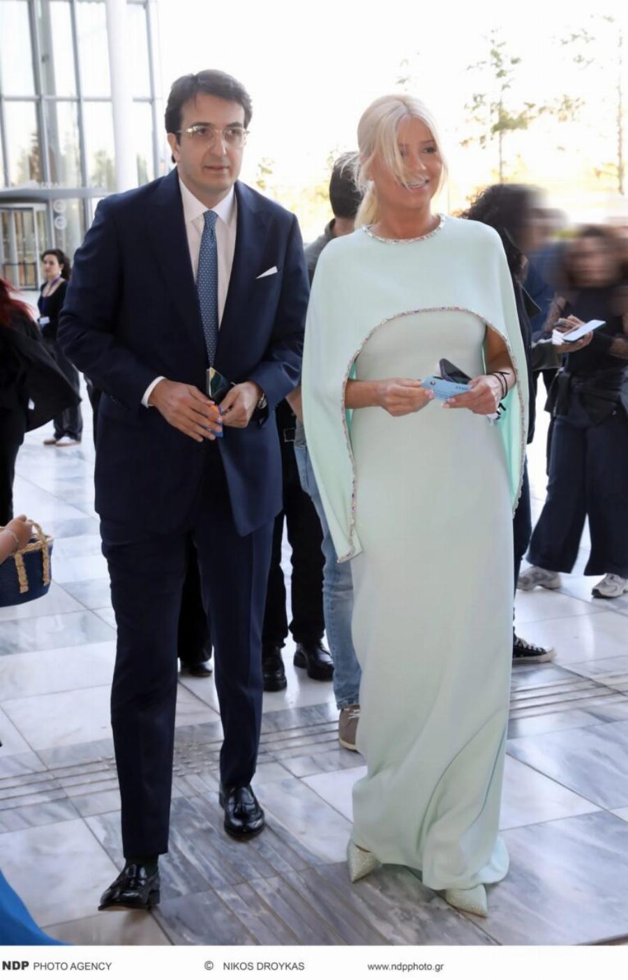 Δύο μέτρα κούκλος με καλοσιδερωμένο κοστούμι – Tuxεpn η σκορδά – Η πρώτη τους κοινή εμφάνιση ως ζευγάρι