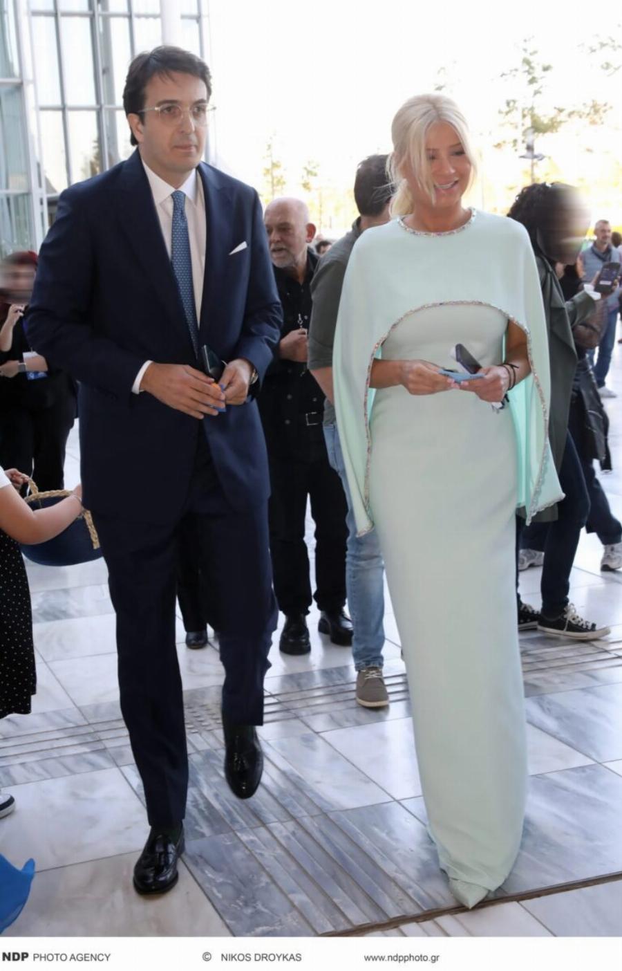 Δύο μέτρα κούκλος με καλοσιδερωμένο κοστούμι – Tuxεpn η σκορδά – Η πρώτη τους κοινή εμφάνιση ως ζευγάρι