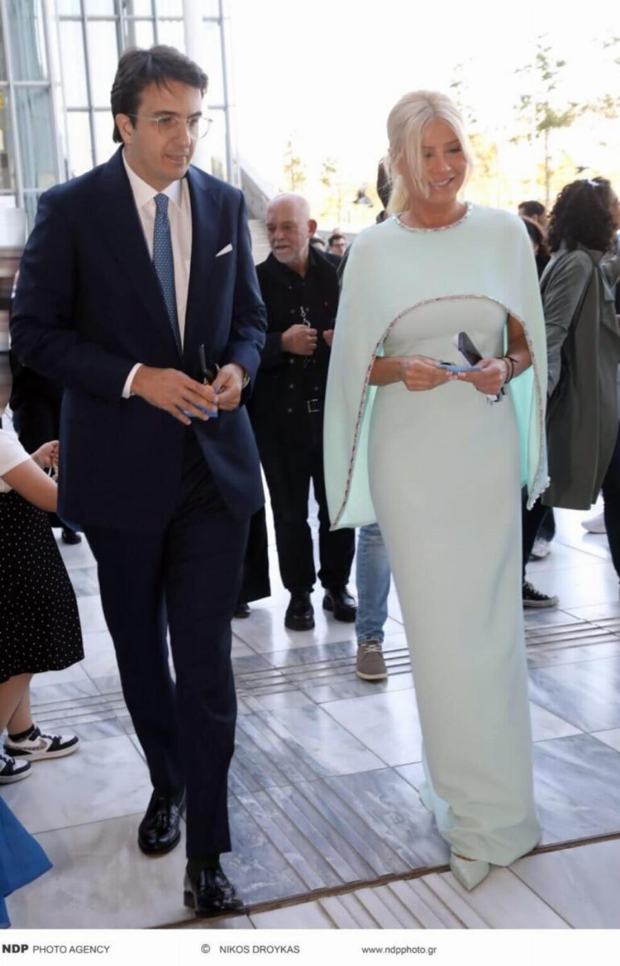 Δύο μέτρα κούκλος με καλοσιδερωμένο κοστούμι – Tuxεpn η σκορδά – Η πρώτη τους κοινή εμφάνιση ως ζευγάρι