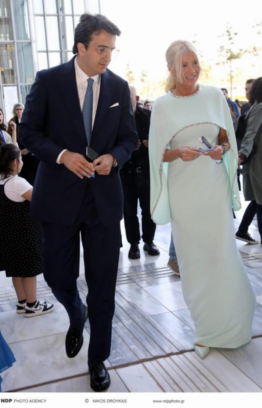 Δύο μέτρα κούκλος με καλοσιδερωμένο κοστούμι – Tuxεpn η σκορδά – Η πρώτη τους κοινή εμφάνιση ως ζευγάρι