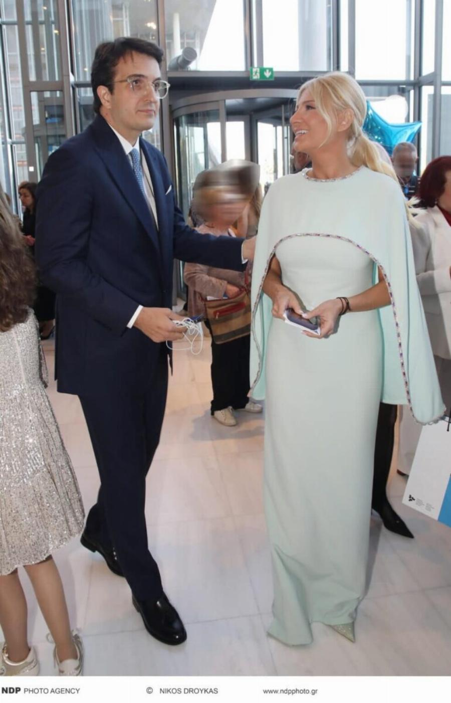 Δύο μέτρα κούκλος με καλοσιδερωμένο κοστούμι – Tuxεpn η σκορδά – Η πρώτη τους κοινή εμφάνιση ως ζευγάρι