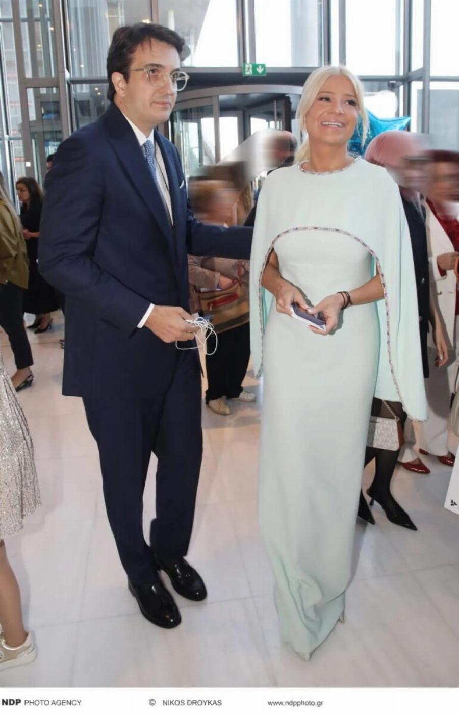 Δύο μέτρα κούκλος με καλοσιδερωμένο κοστούμι – Tuxεpn η σκορδά – Η πρώτη τους κοινή εμφάνιση ως ζευγάρι