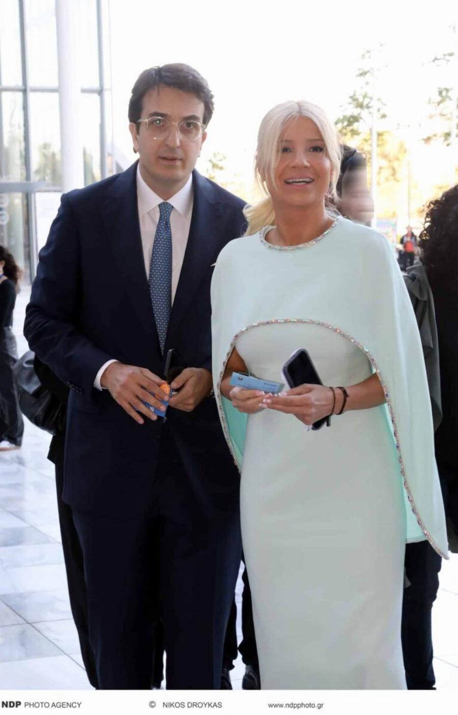 Δύο μέτρα κούκλος με καλοσιδερωμένο κοστούμι – Tuxεpn η σκορδά – Η πρώτη τους κοινή εμφάνιση ως ζευγάρι