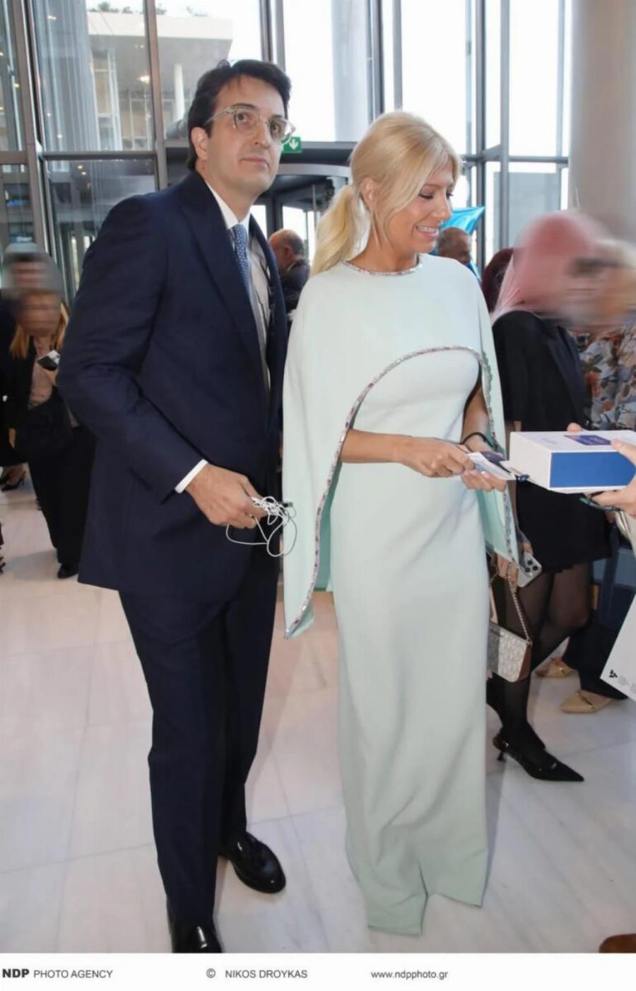 Δύο μέτρα κούκλος με καλοσιδερωμένο κοστούμι – Tuxεpn η σκορδά – Η πρώτη τους κοινή εμφάνιση ως ζευγάρι