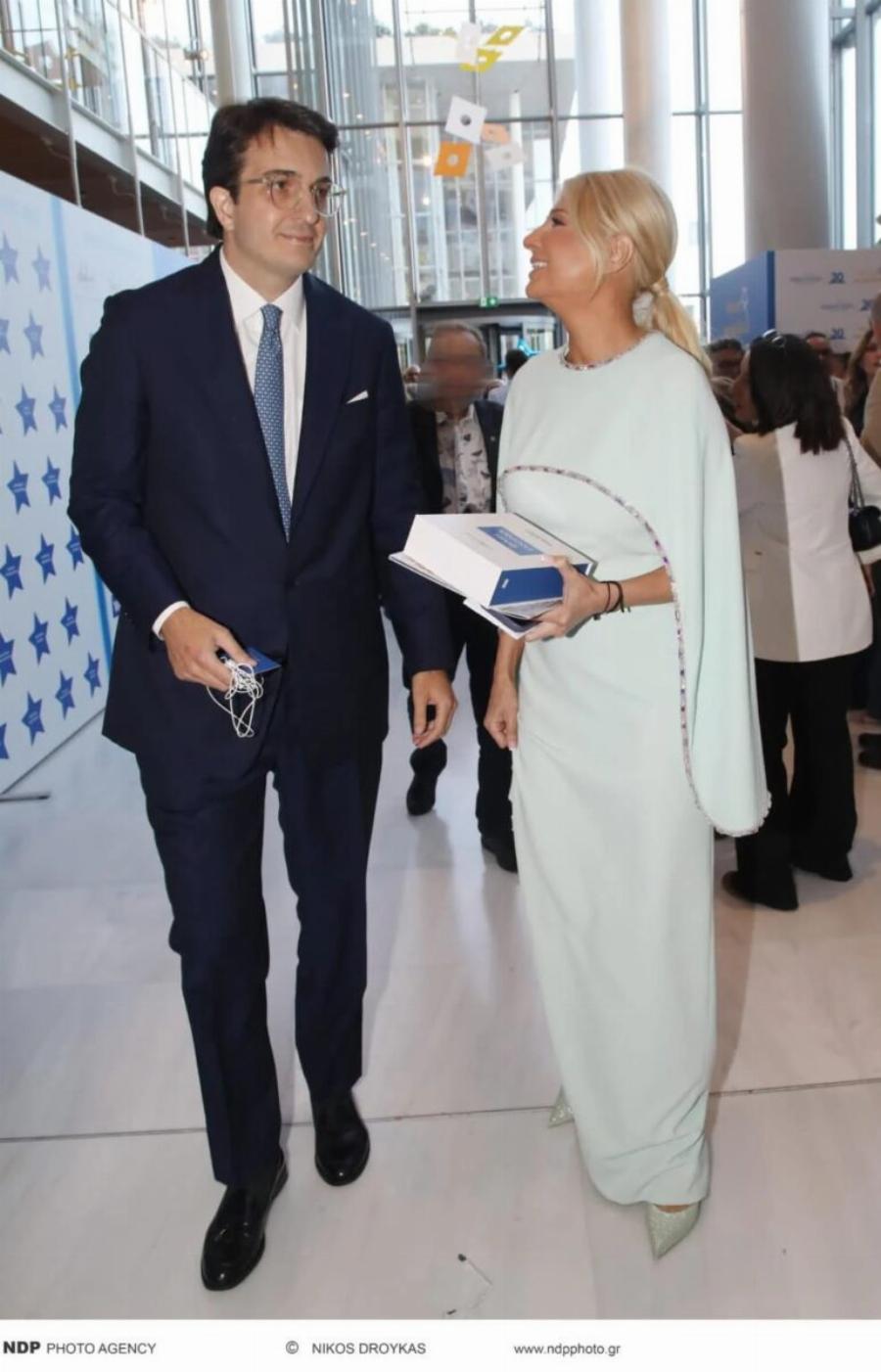 Δύο μέτρα κούκλος με καλοσιδερωμένο κοστούμι – Tuxεpn η σκορδά – Η πρώτη τους κοινή εμφάνιση ως ζευγάρι