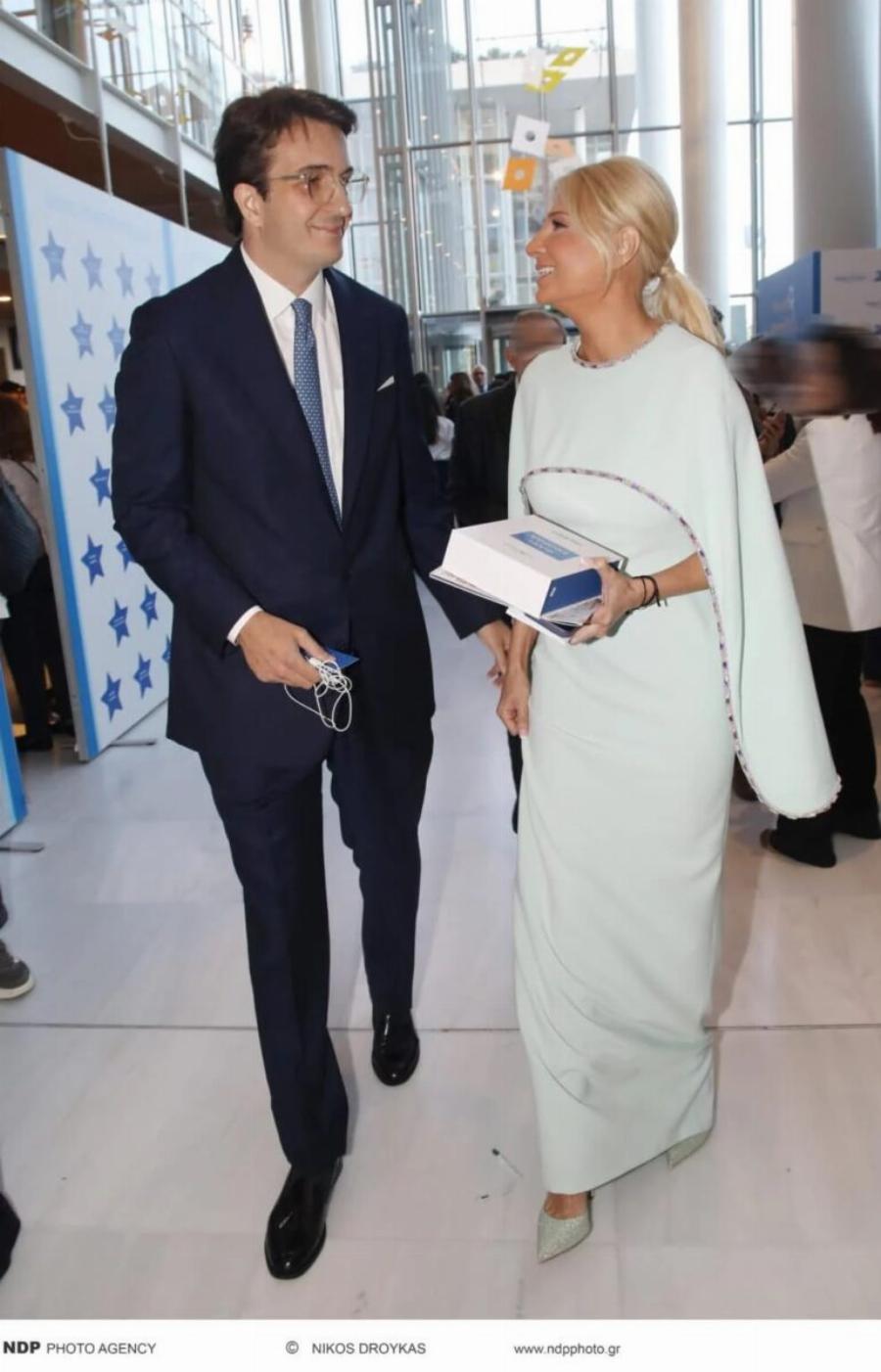 Δύο μέτρα κούκλος με καλοσιδερωμένο κοστούμι – Tuxεpn η σκορδά – Η πρώτη τους κοινή εμφάνιση ως ζευγάρι