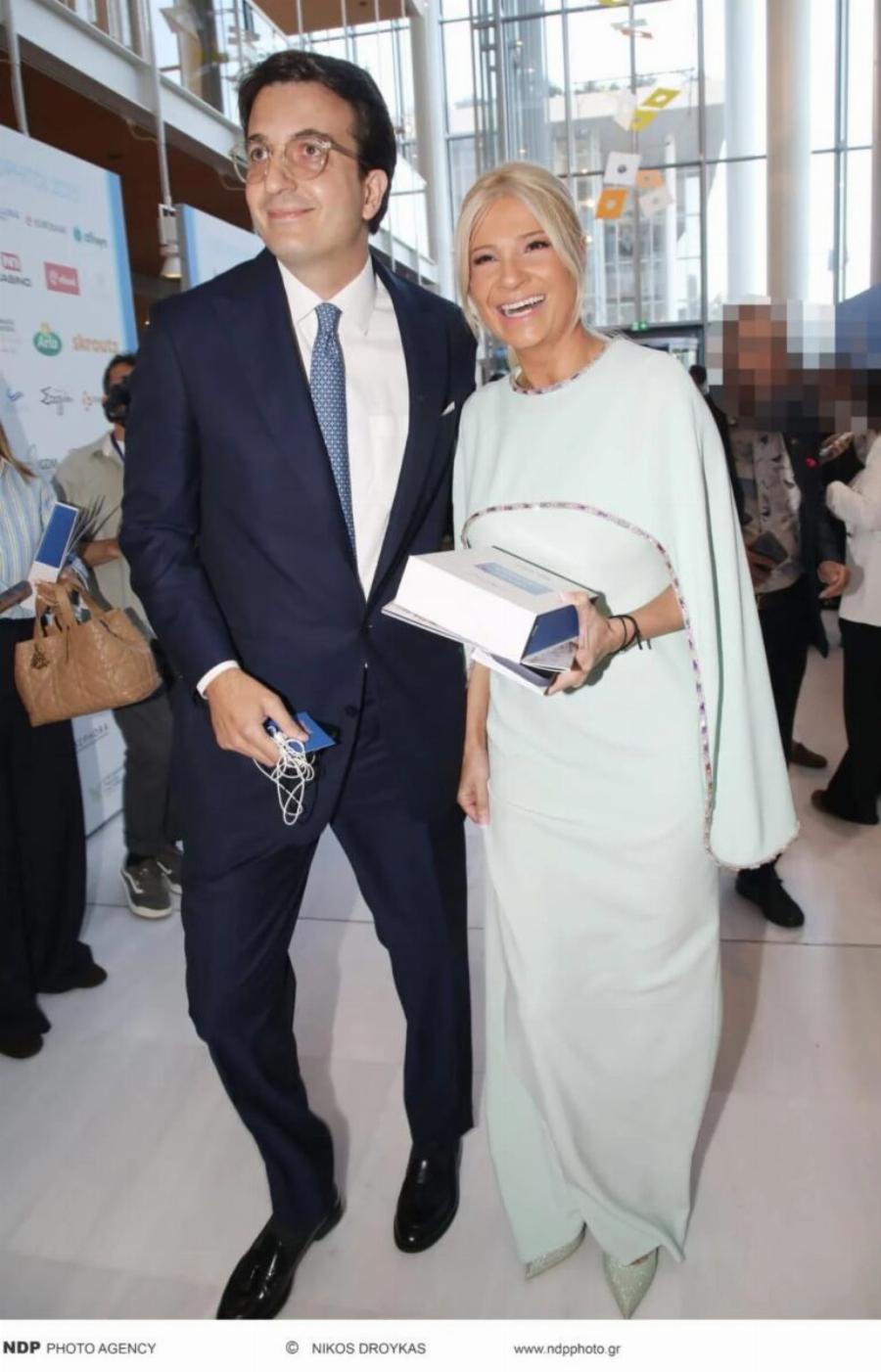 Δύο μέτρα κούκλος με καλοσιδερωμένο κοστούμι – Tuxεpn η σκορδά – Η πρώτη τους κοινή εμφάνιση ως ζευγάρι