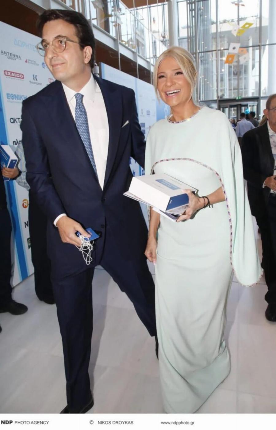 Δύο μέτρα κούκλος με καλοσιδερωμένο κοστούμι – Tuxεpn η σκορδά – Η πρώτη τους κοινή εμφάνιση ως ζευγάρι