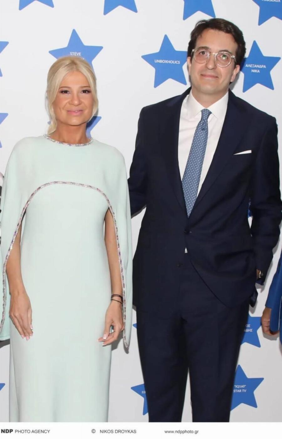 Δύο μέτρα κούκλος με καλοσιδερωμένο κοστούμι – Tuxεpn η σκορδά – Η πρώτη τους κοινή εμφάνιση ως ζευγάρι