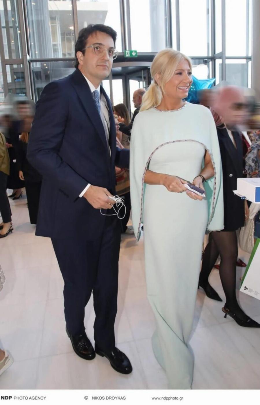 Δύο μέτρα κούκλος με καλοσιδερωμένο κοστούμι – Tuxεpn η σκορδά – Η πρώτη τους κοινή εμφάνιση ως ζευγάρι