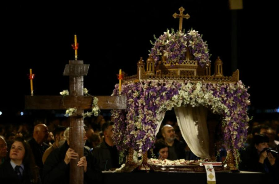 Μεγαλοπρέπεια στη Θεσσαλονίκη: 5 Επιτάφιοι συναντήθηκαν για πρώτη φορά στην πλατεία Αριστοτέλους